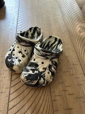 CROCS Kids Marble-Pattern Clogs in Black and Cream